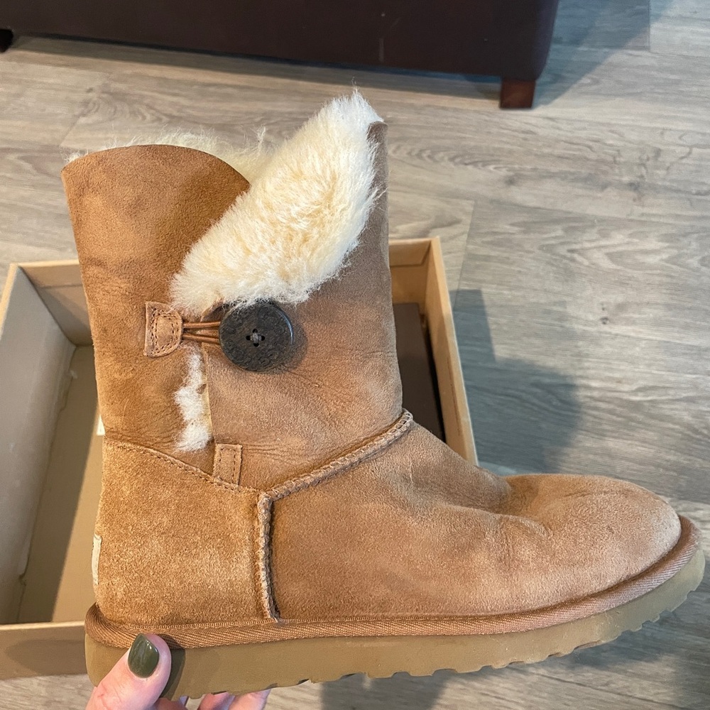 Ugh boots size 8